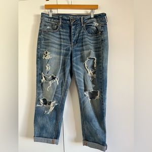 AE American Eagle Distressed boyfriend jeans cropped